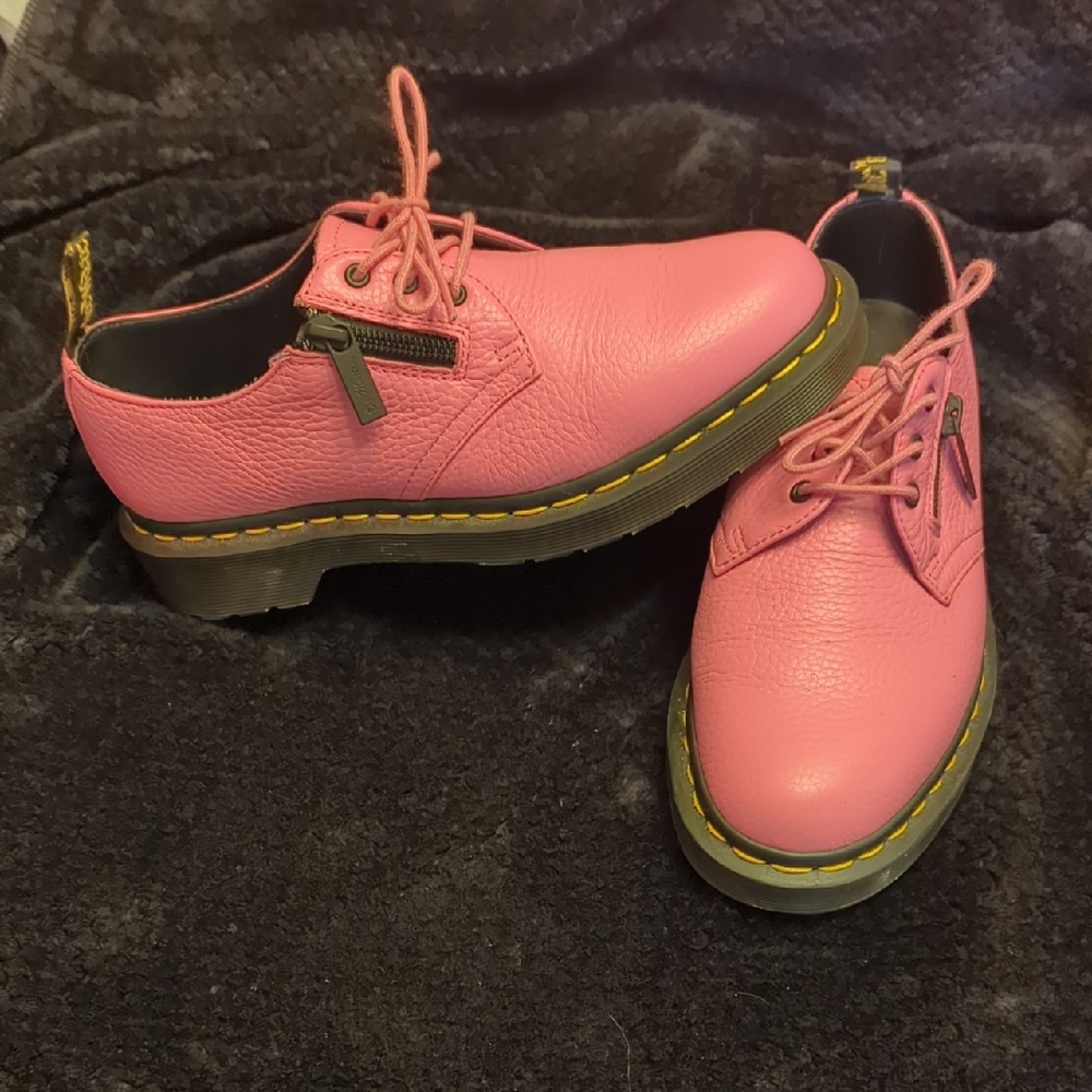 🩷💗Women's Dr. Martens Bubblegum Pink Leather Oxford shoes sz 6🩷💗  LIKE NEW!!